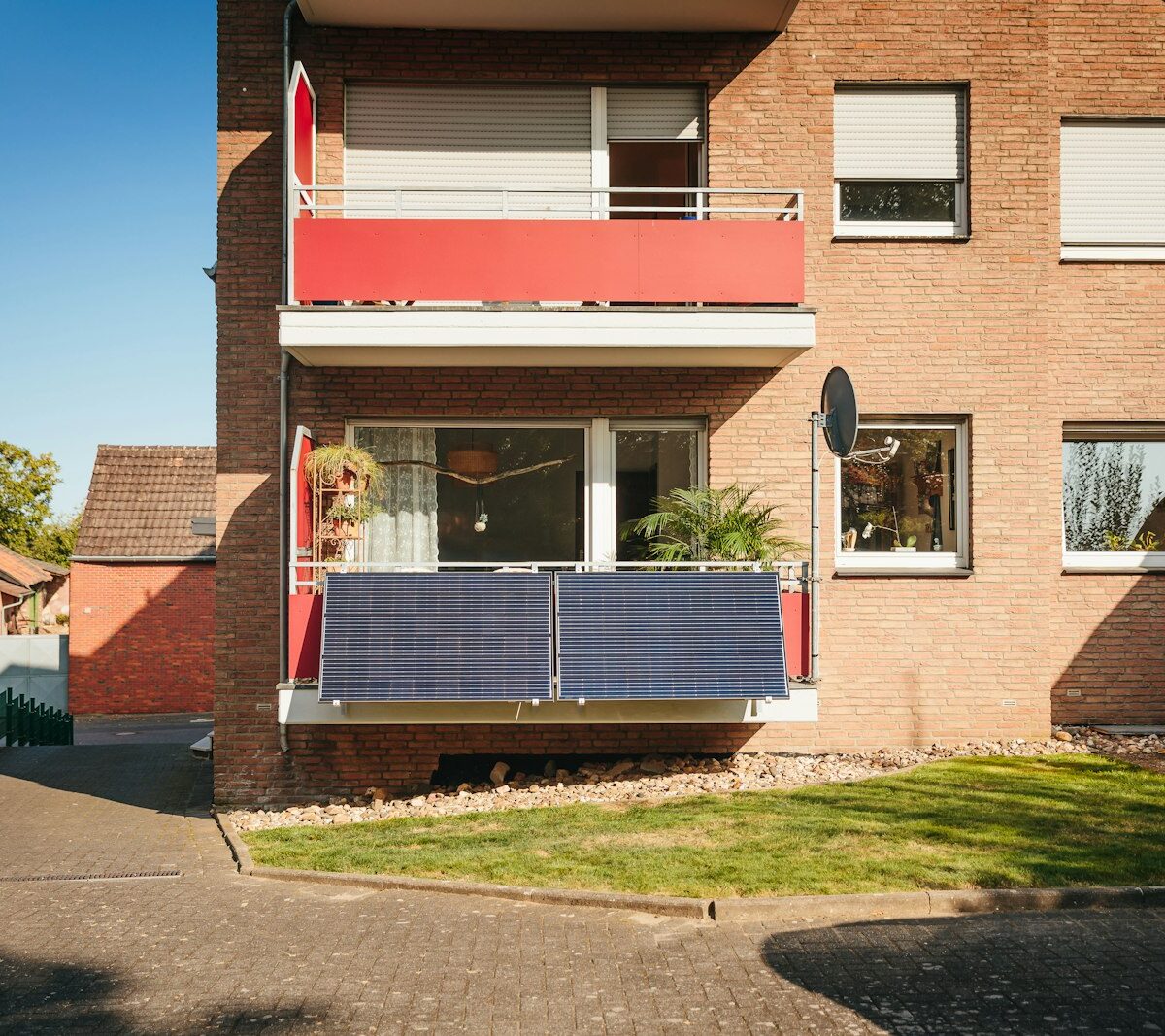 Appartementengebouw met balkons gezien vanaf de straat