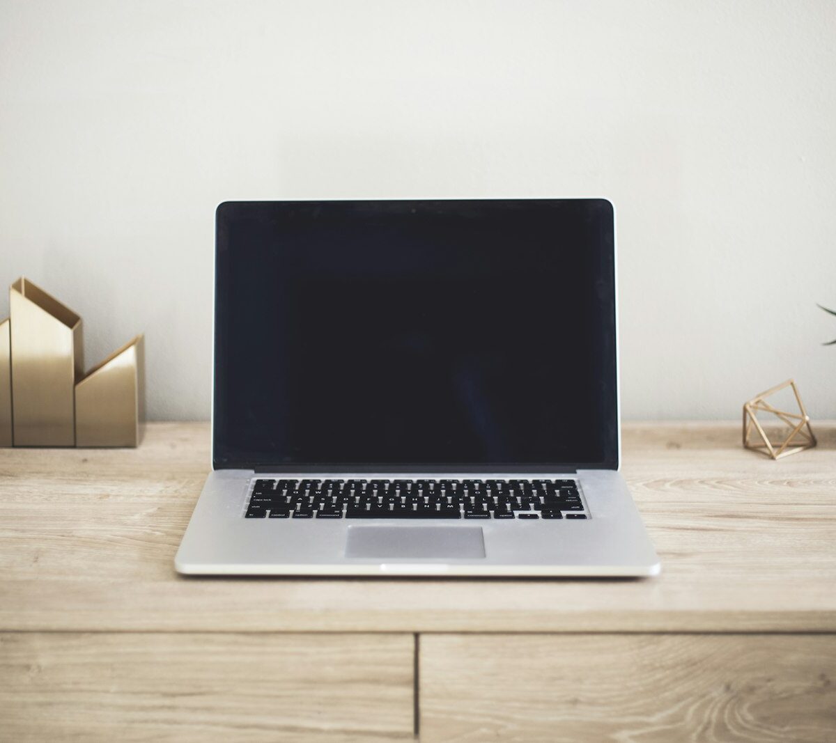 Laptop met boekhouding en bonnetjes op een bureau