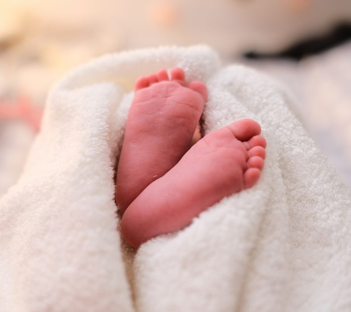 Pasgeboren baby in een witte deken