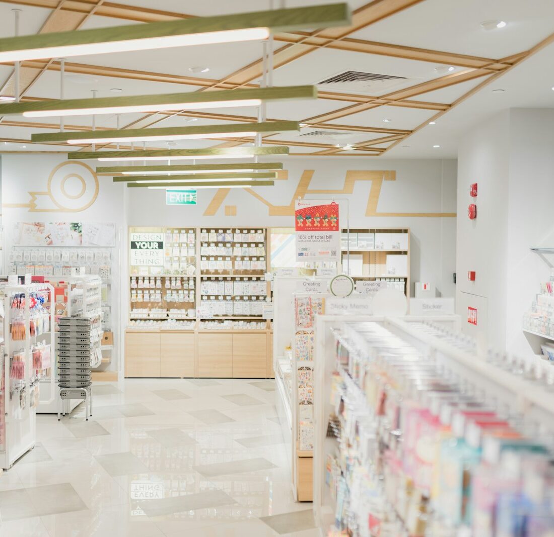 Apotheker geeft medicijnen mee aan de balie