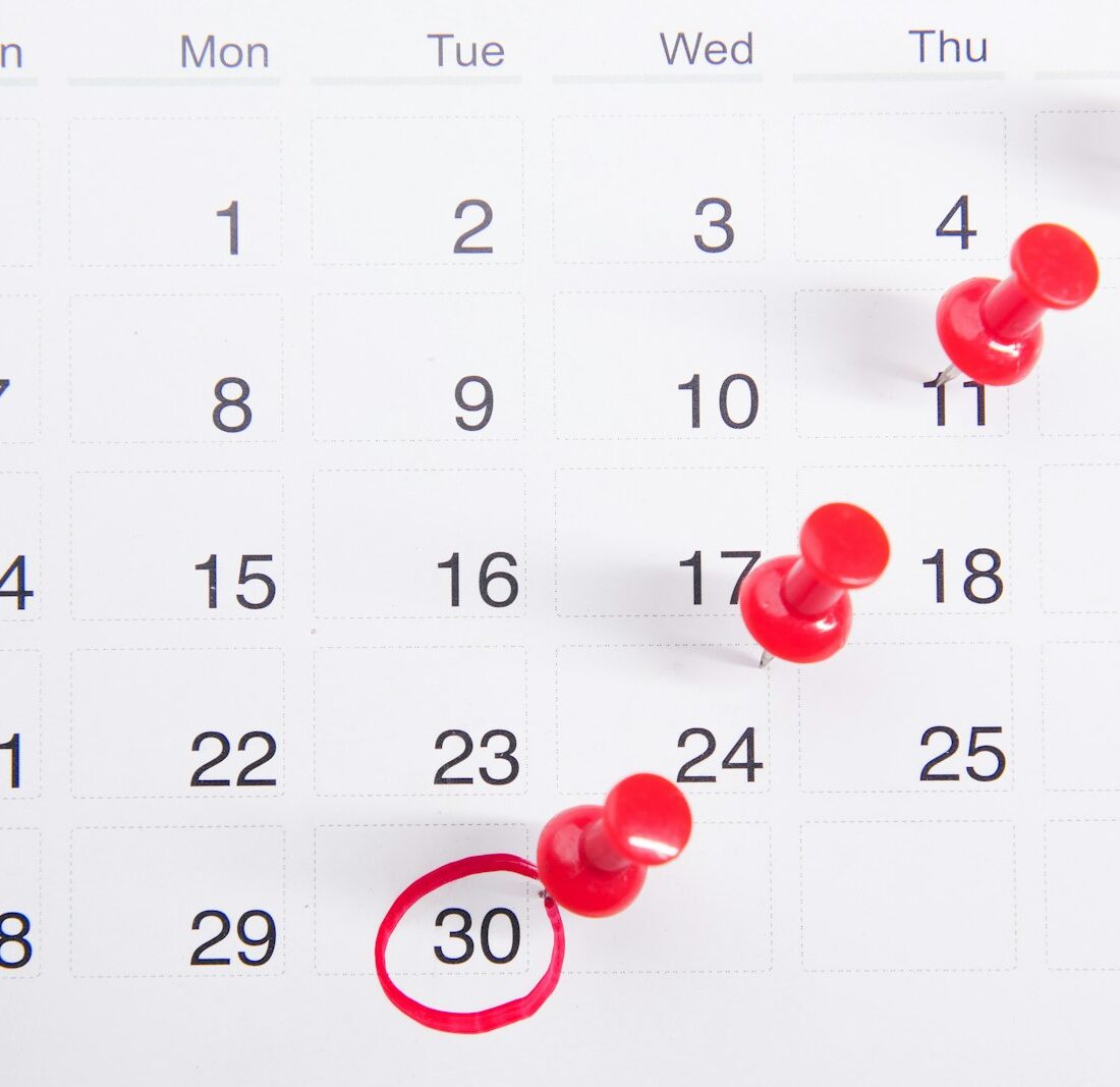 Medicijnen en een agenda met december opengeslagen