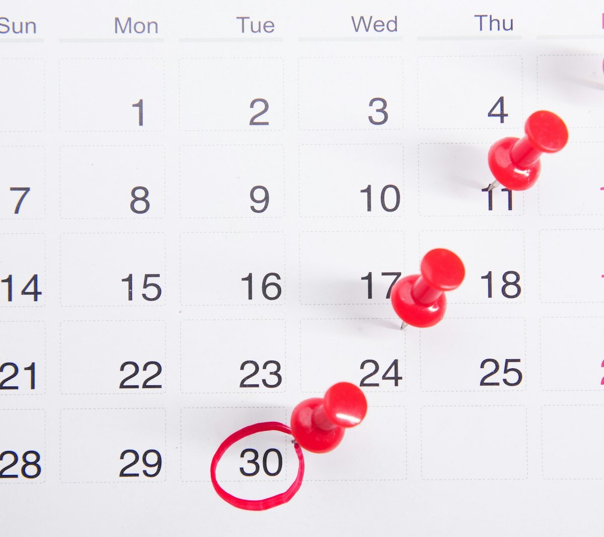 Medicijnen en een agenda met december opengeslagen
