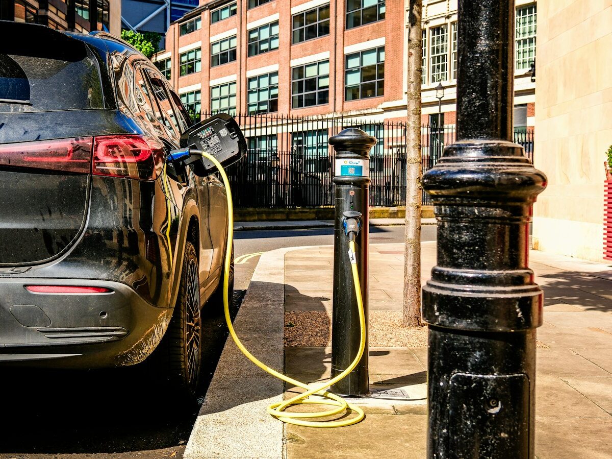 Elektrische auto aan een laadpaal in een woonstraat