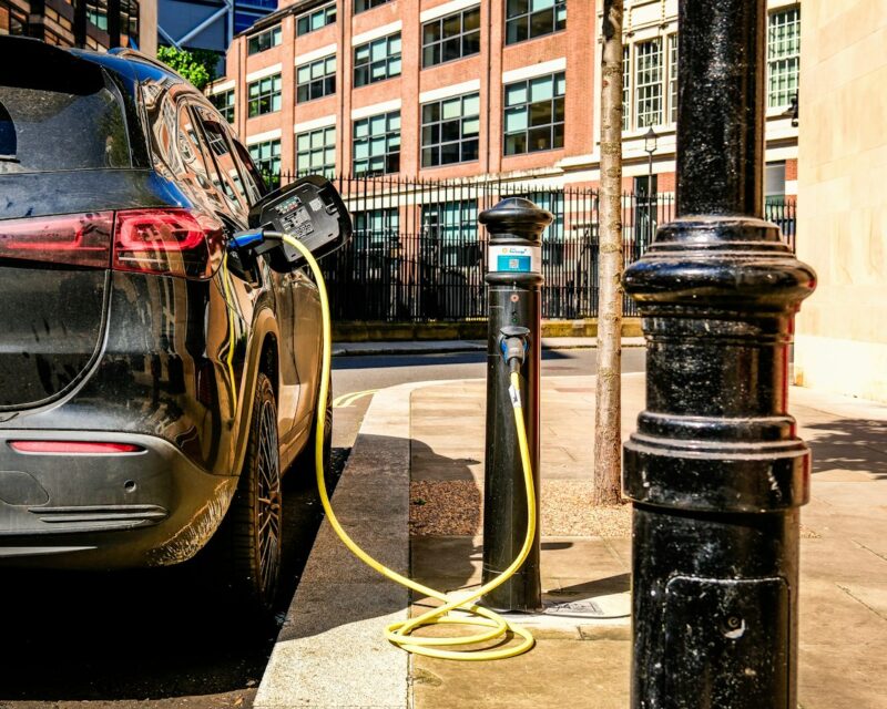 Elektrische eerste auto door de hoge benzineprijs: wanneer loont het?