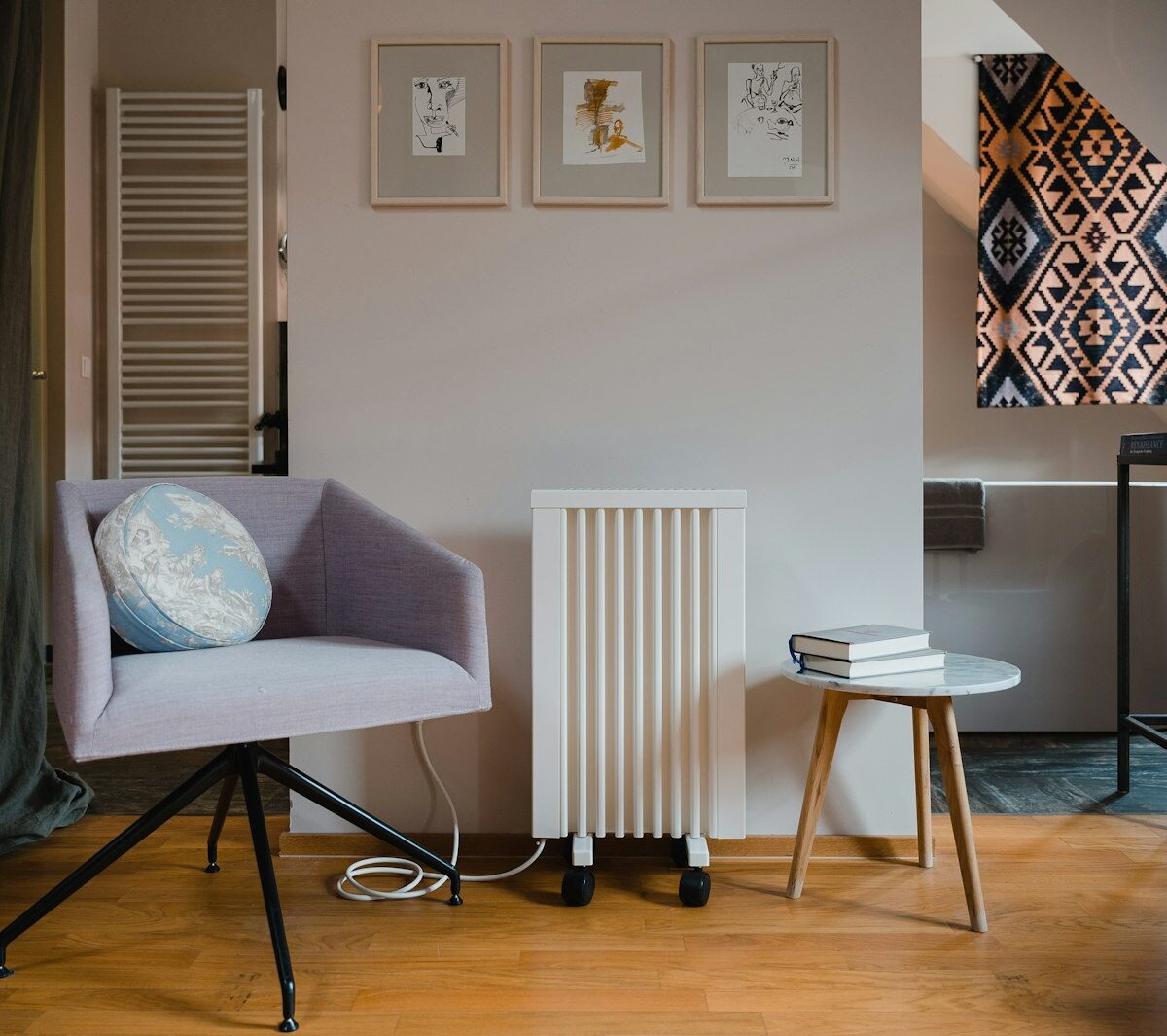 Elektrisch kacheltje naast een bank in een kleine woonkamer