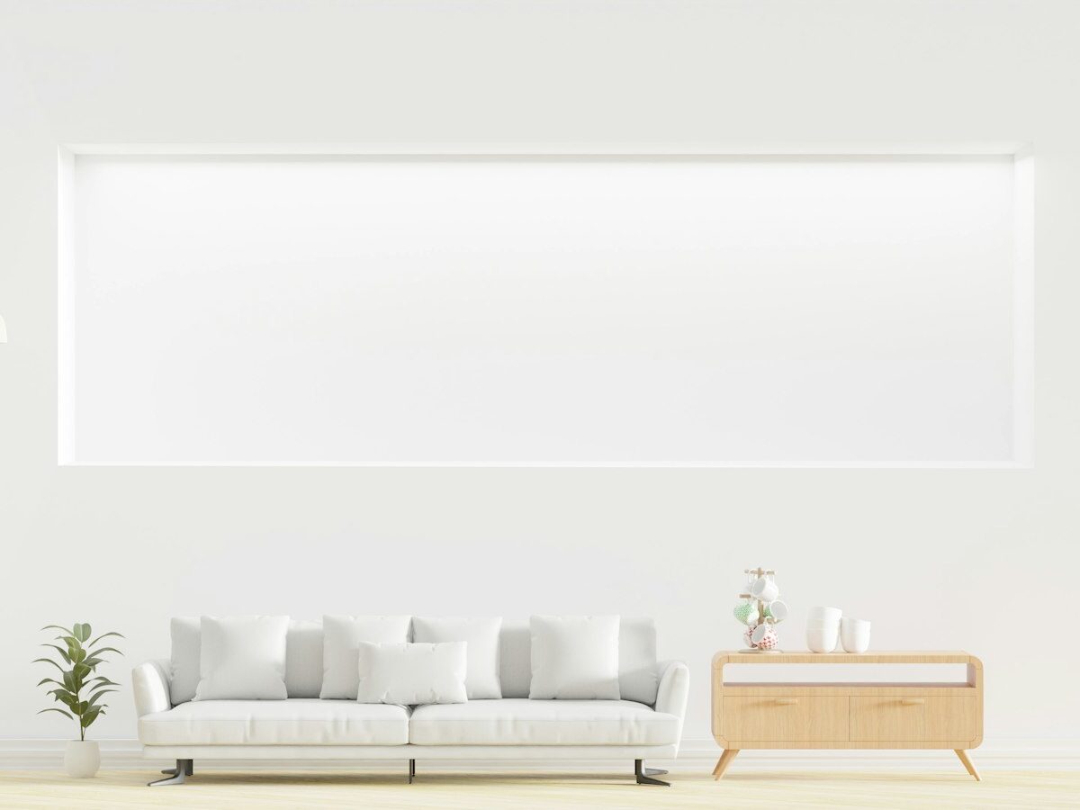 Thermostaat aan de muur in een woonkamer