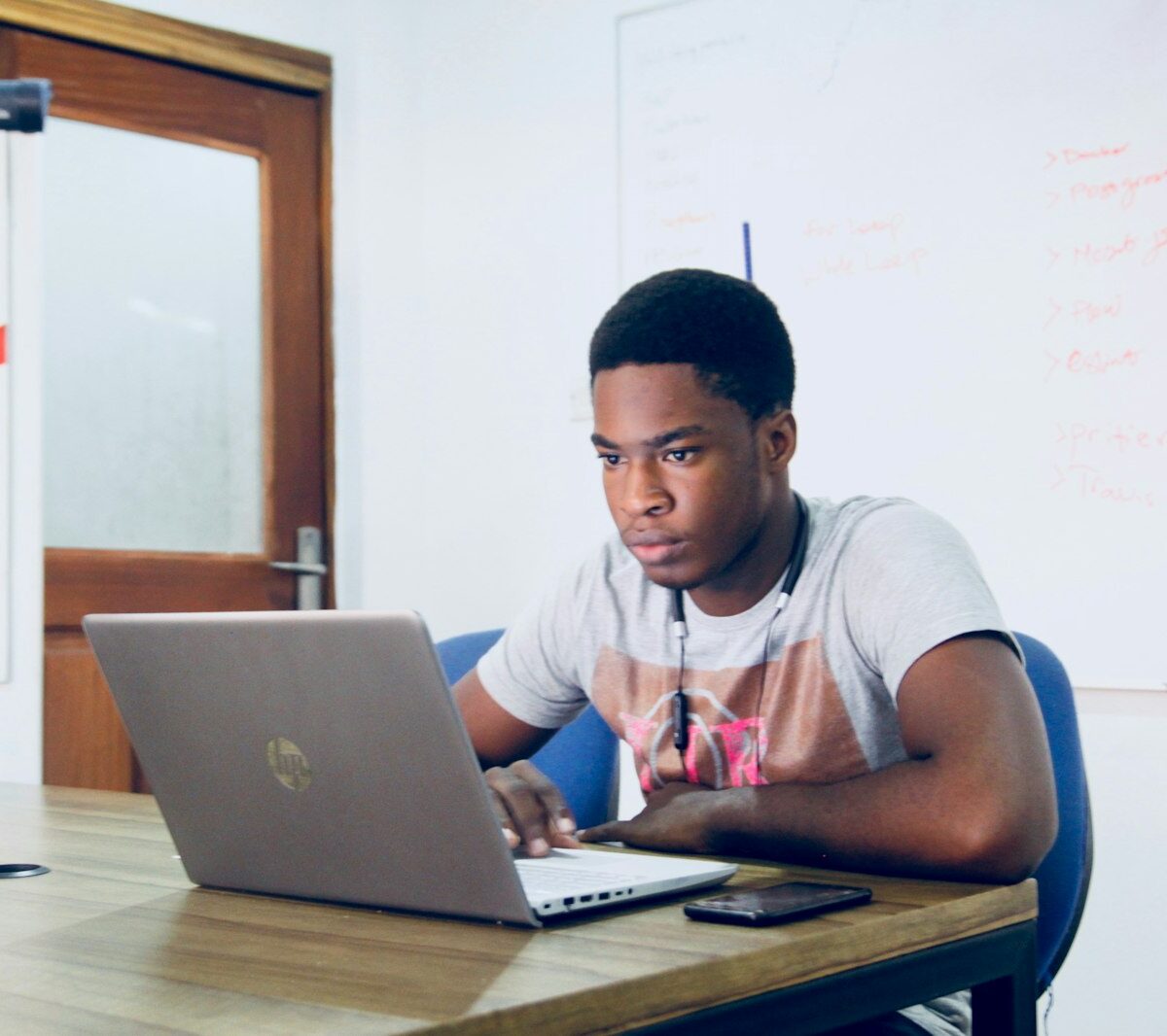 Student kijkt op laptop naar het overzicht van haar studieschuld
