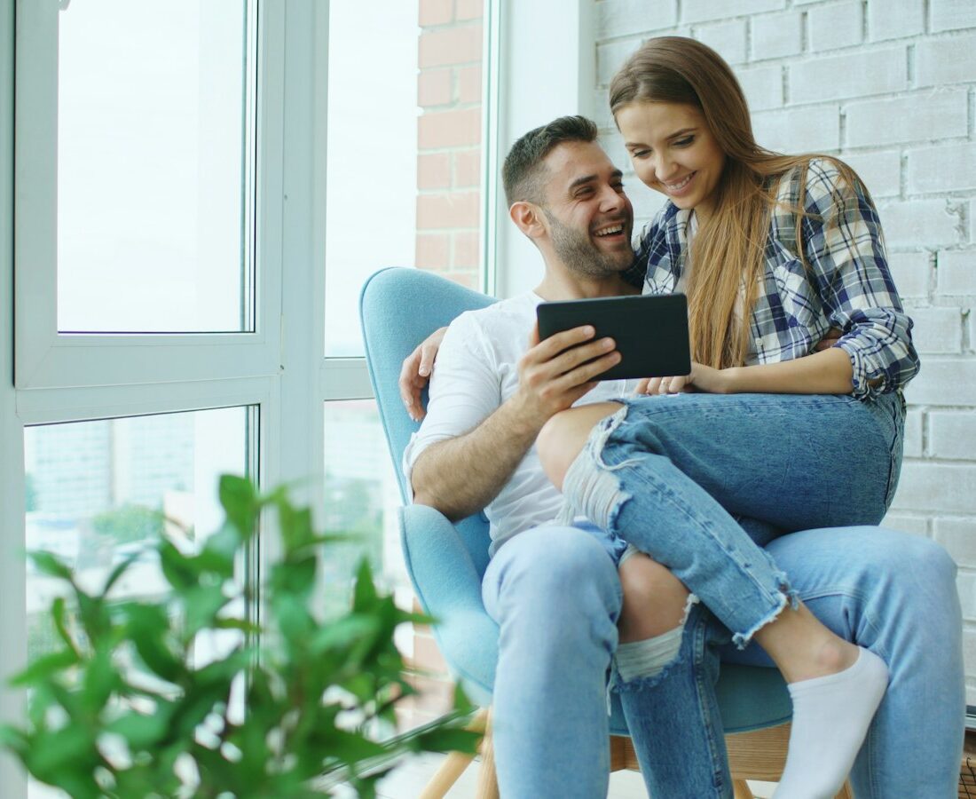 Jong stel bekijkt een appartement met een verhuurder