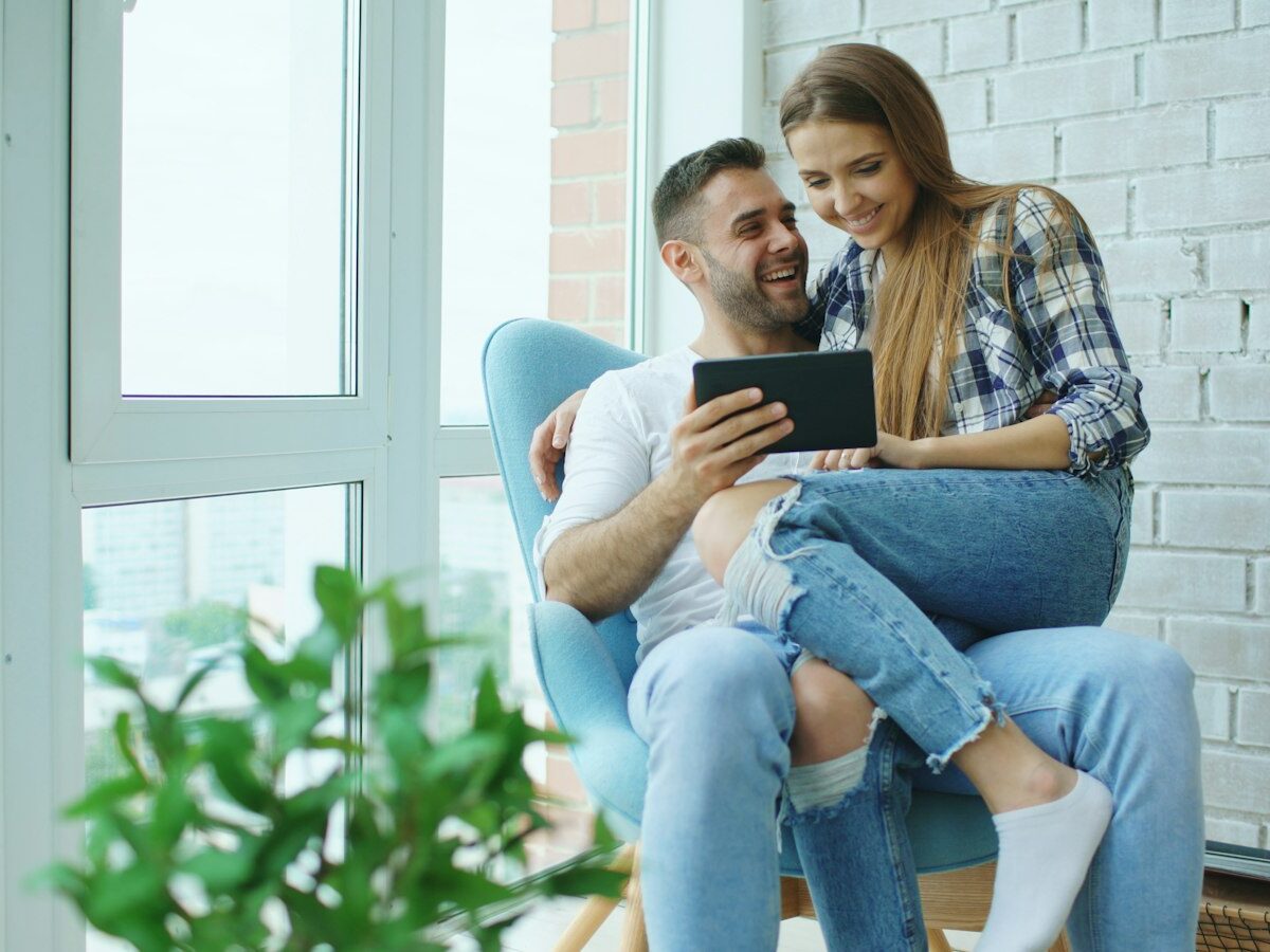 Jong stel bekijkt een appartement met een verhuurder