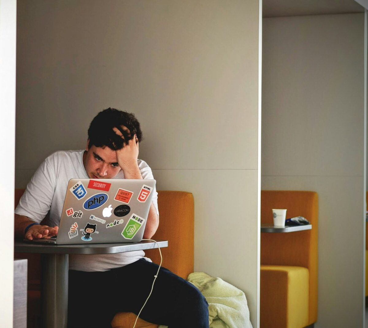 Jonge huurder vult op een laptop een aanvraag in aan de keukentafel