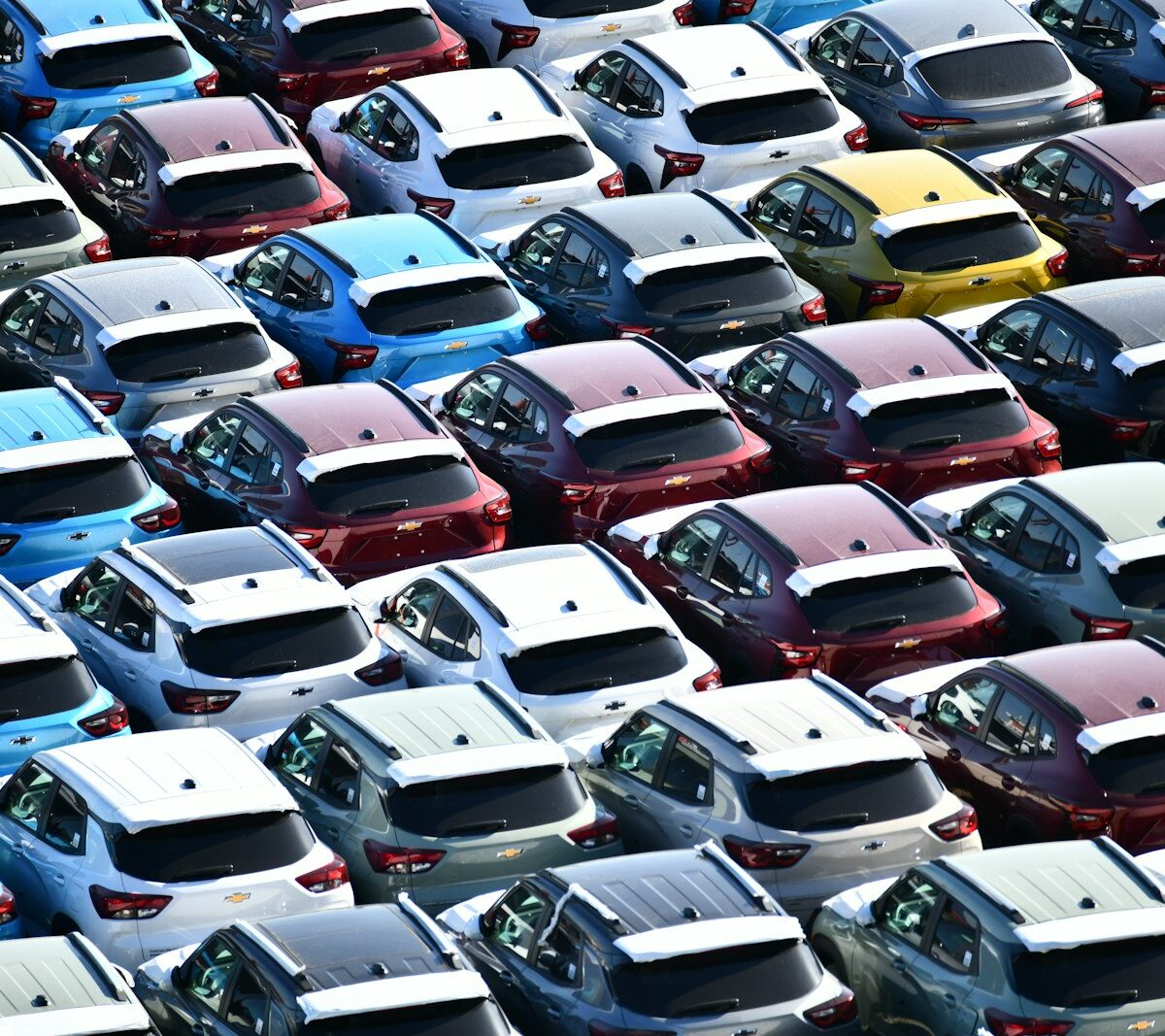 Rij nieuwe auto's op het terrein van een autodealer