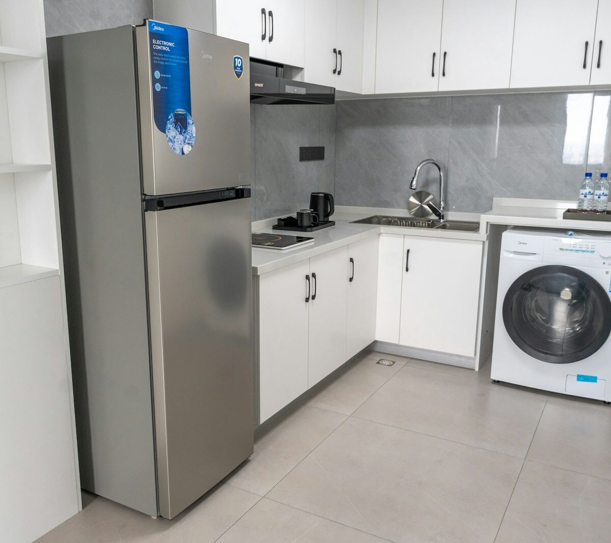 Wasmachine met uitgestelde start in een kleine keuken van een eerste huis