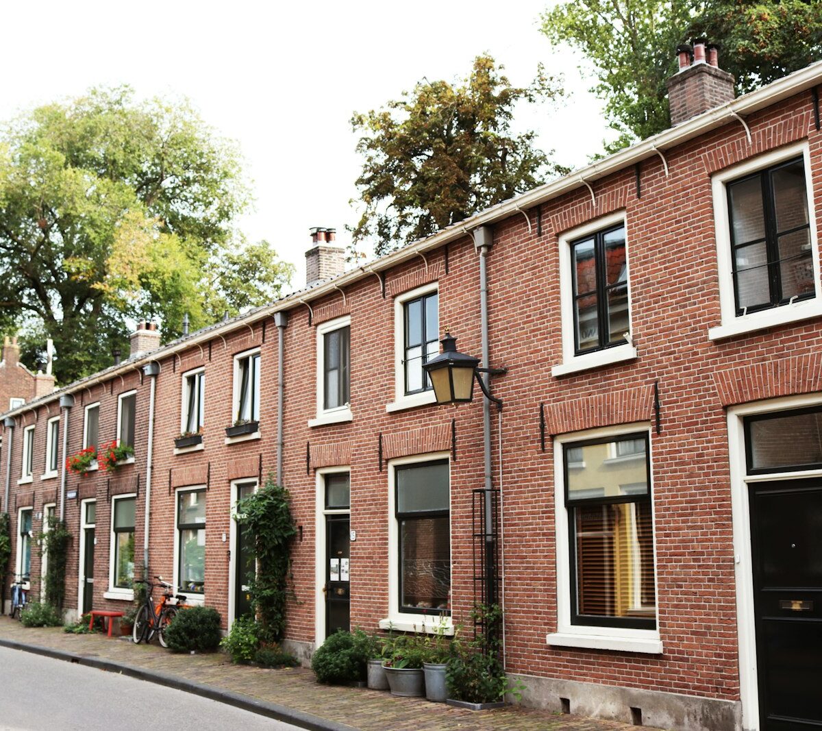 Rij Nederlandse tussenwoningen in een woonwijk
