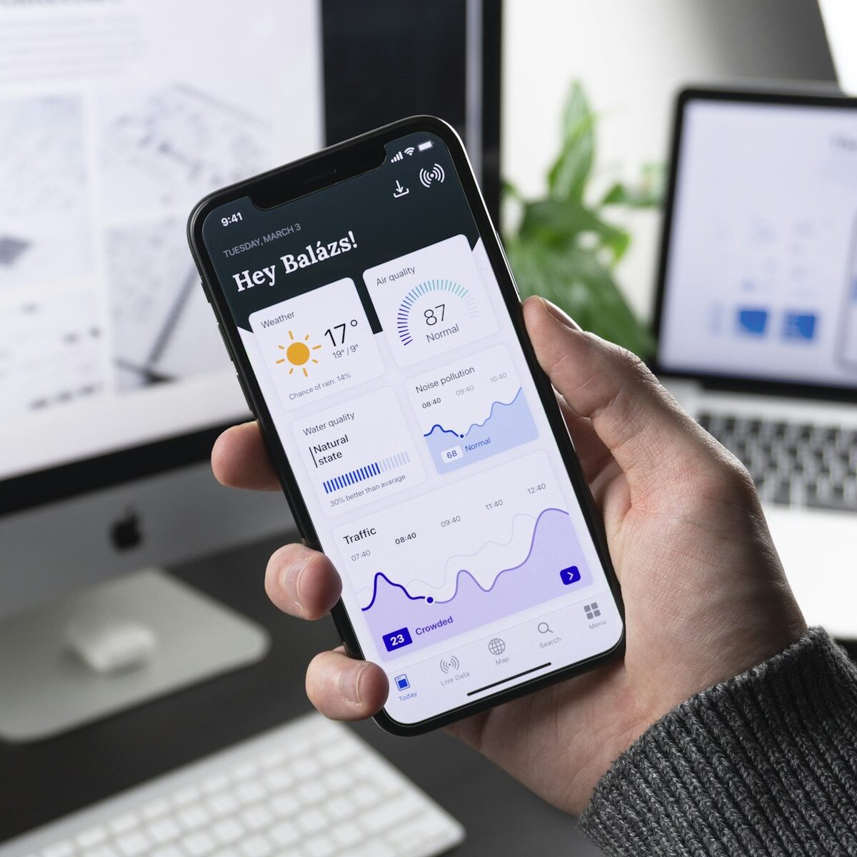 Hand met smartphone waarop een bankapp open staat