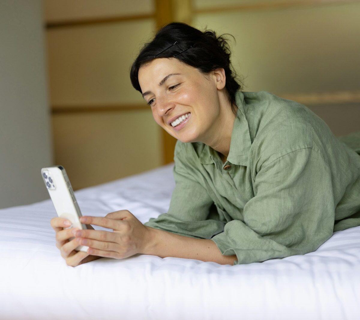 Smartphone met een chatbericht over een hotelboeking