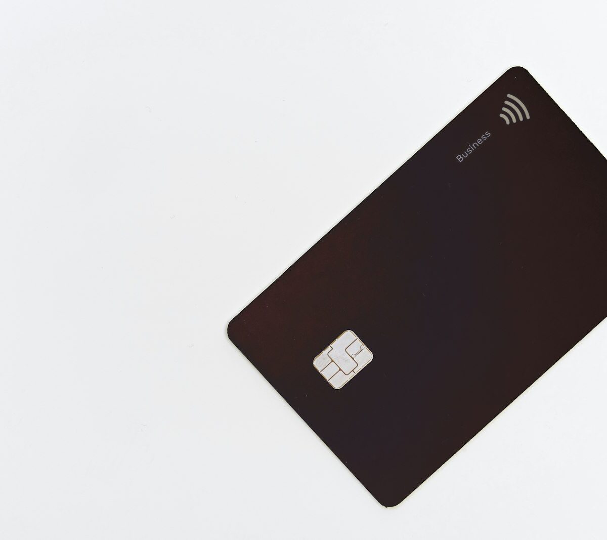 Bankpas die tegen een smartphone wordt gehouden