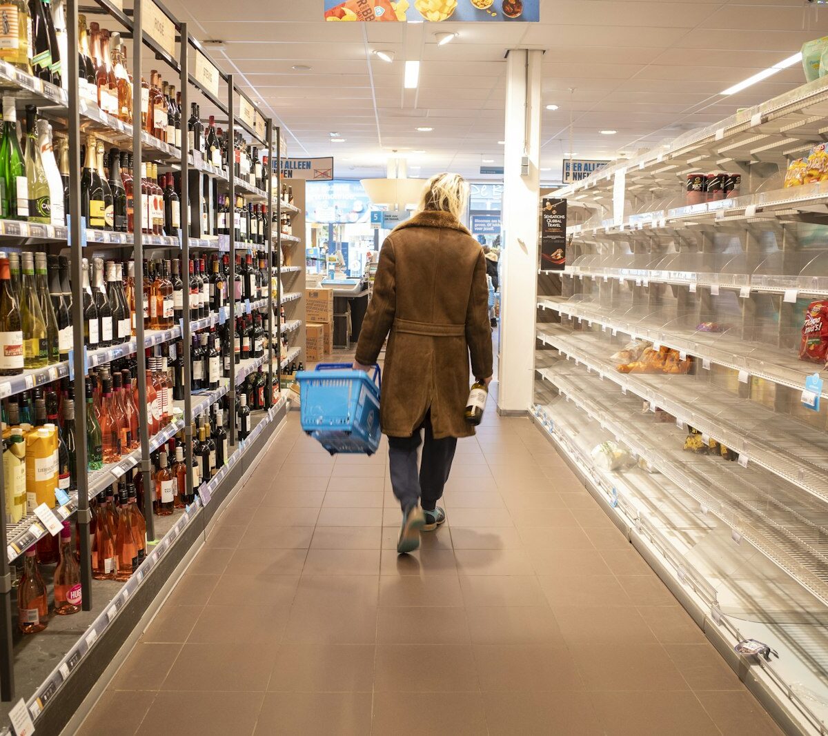 Medewerker vult schappen in een supermarkt