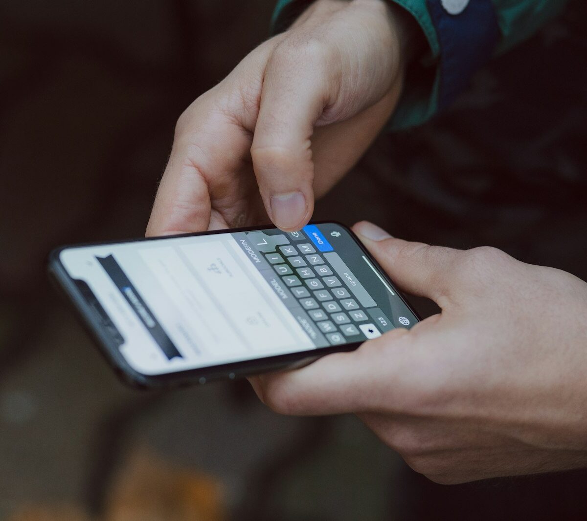 Smartphone met een sms-bericht in de hand