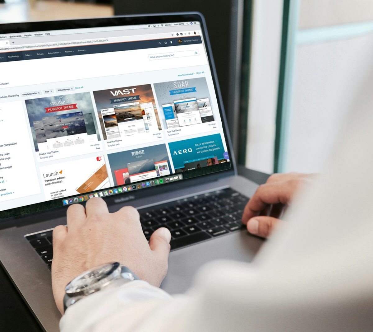 Laptop met een foutmelding dat een website in onderhoud is