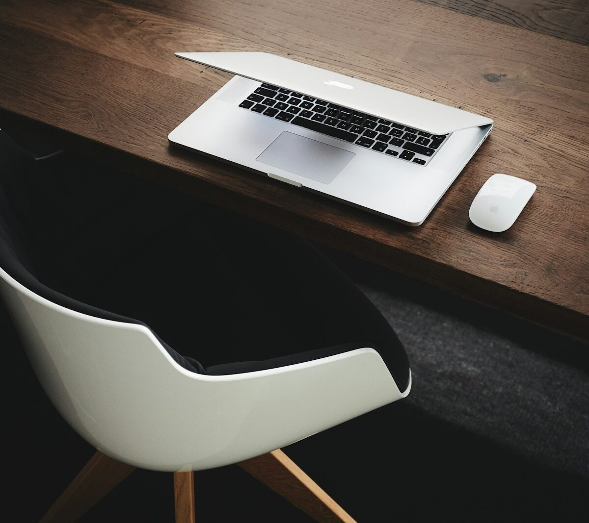 Bureaus met laptops in een kantoor
