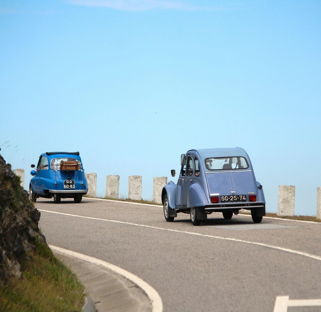 Kleine auto op een bergweg tijdens een roadtrip door Europa