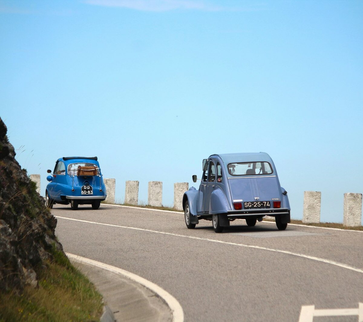 Kleine auto op een bergweg tijdens een roadtrip door Europa