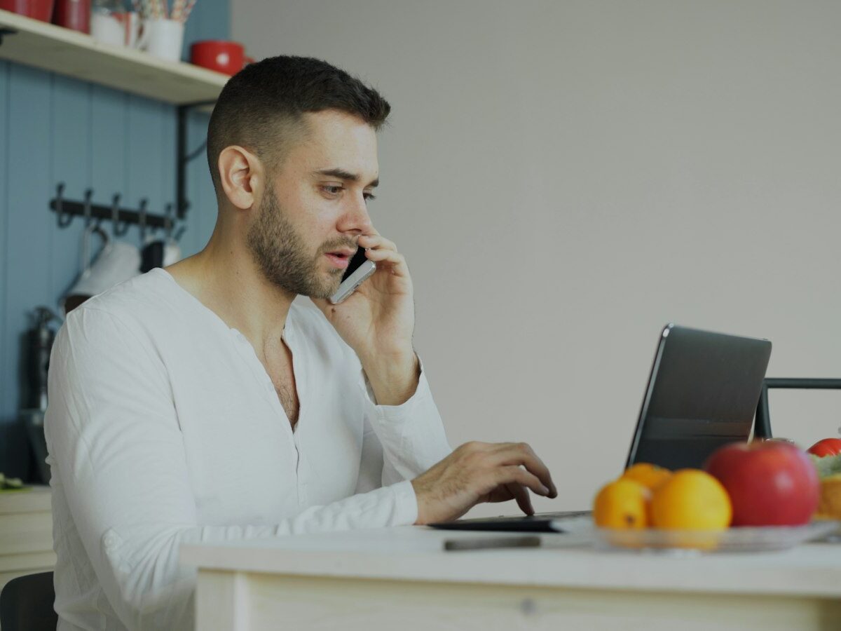 Starter aan een keukentafel met laptop en notitieboek