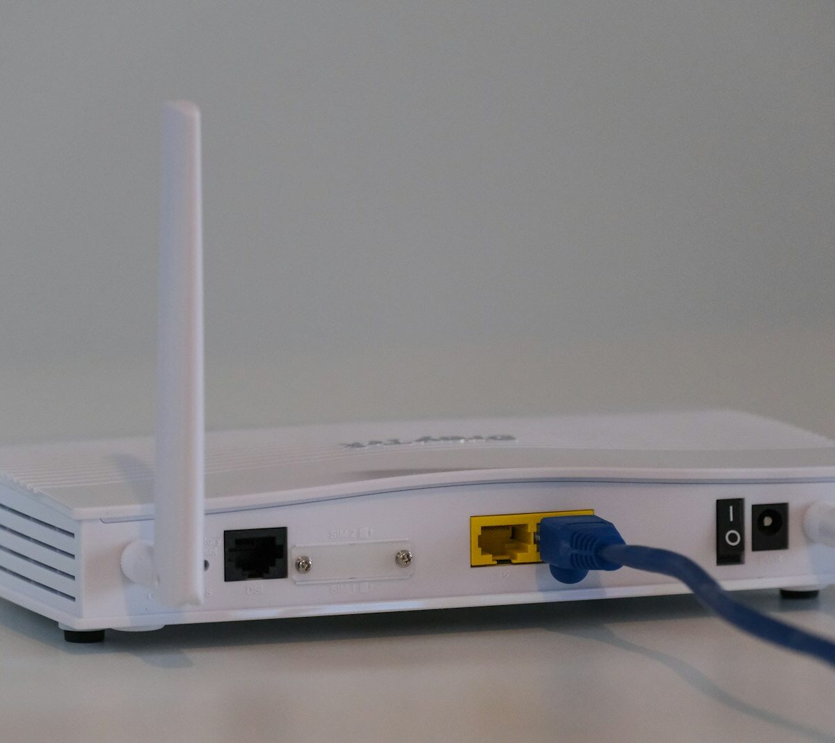 Wifi-router op een kast in een woonkamer