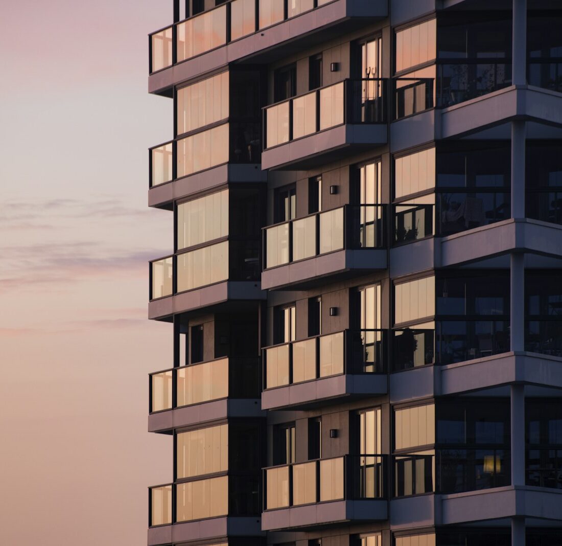 Nieuw appartementencomplex met balkons in een woonwijk