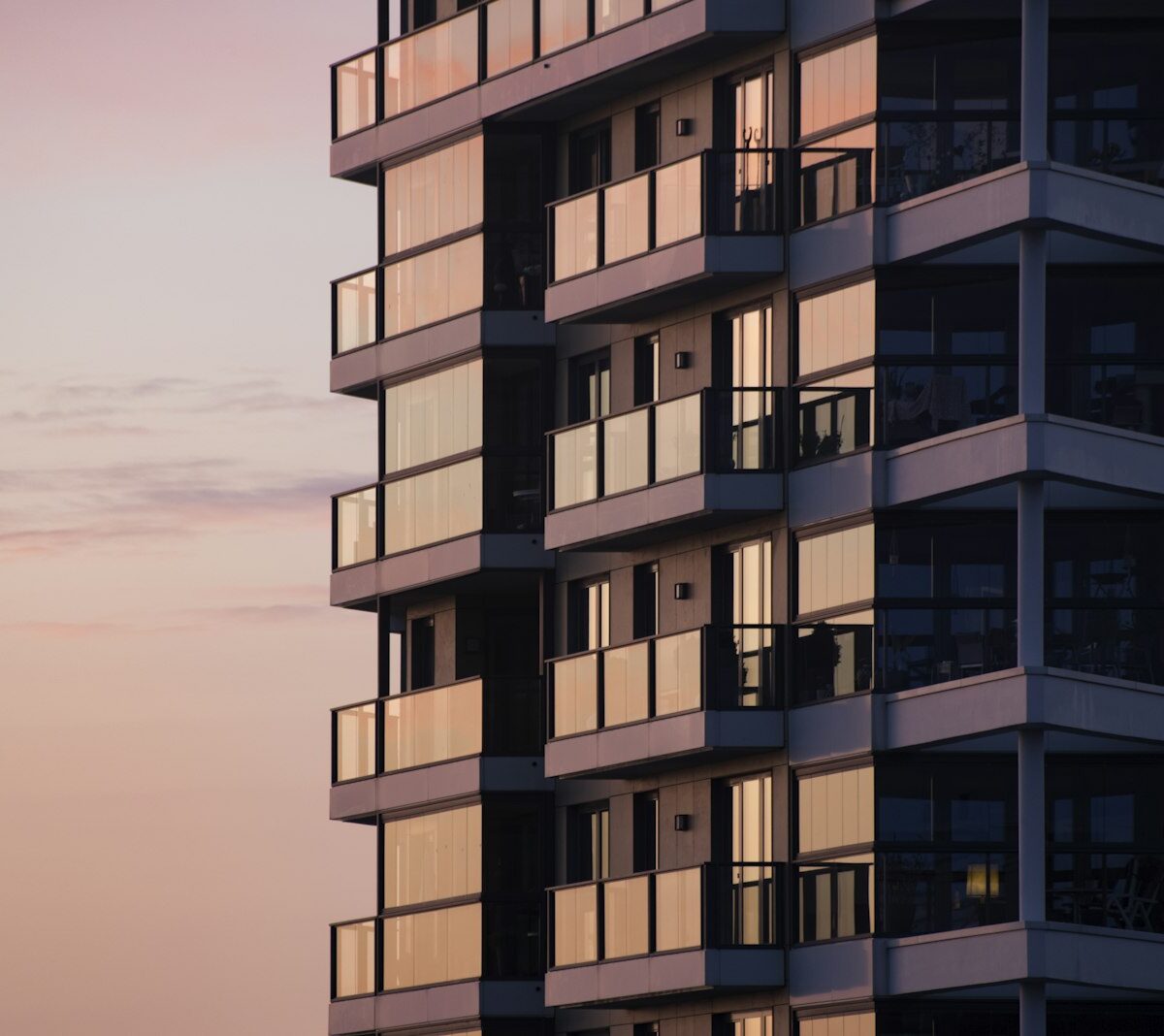 Nieuw appartementencomplex met balkons in een woonwijk