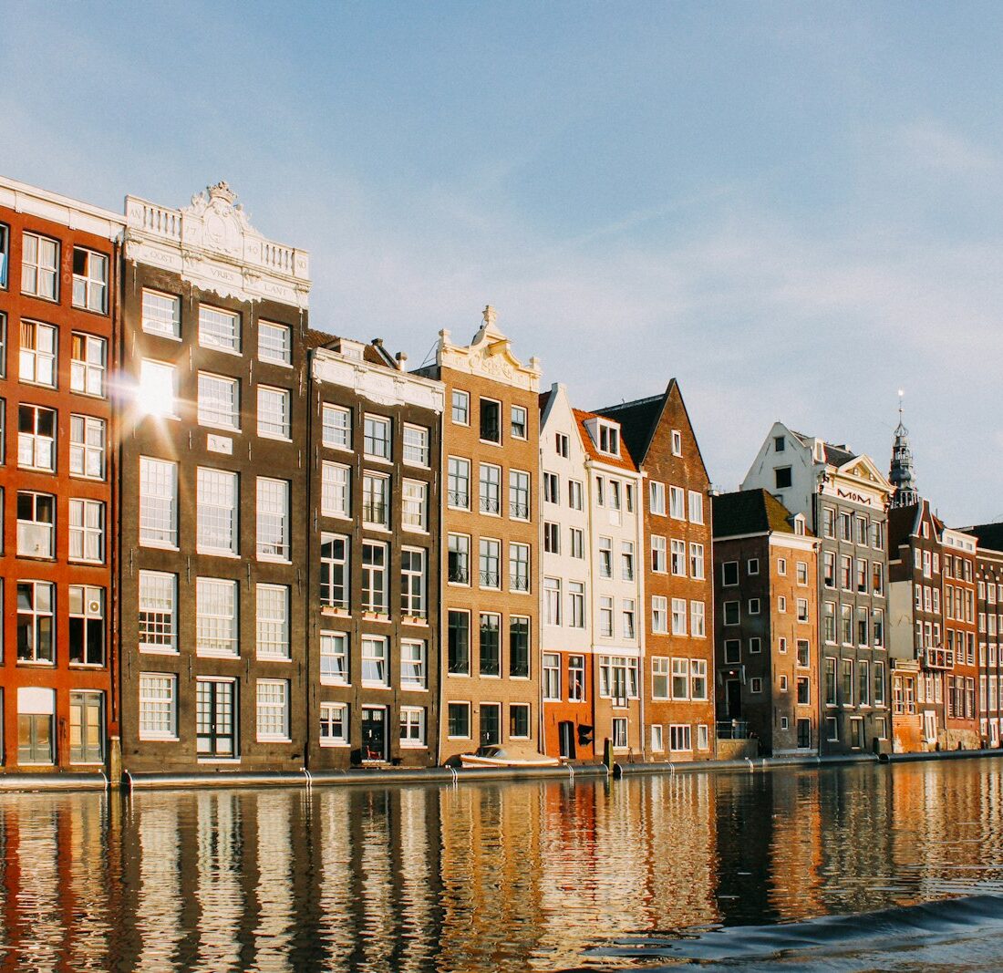 Rij sociale huurwoningen in een Nederlandse woonwijk