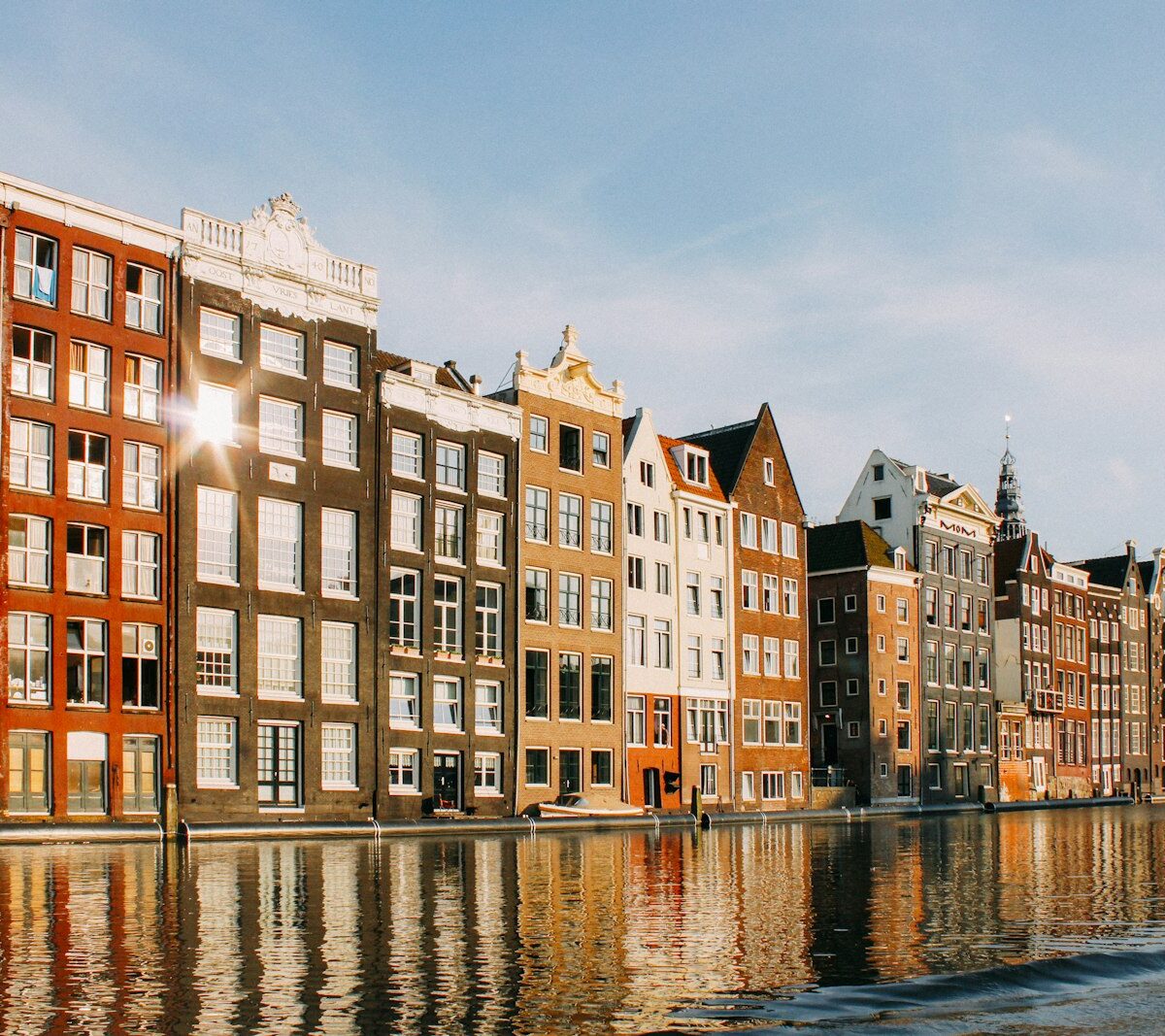 Rij sociale huurwoningen in een Nederlandse woonwijk