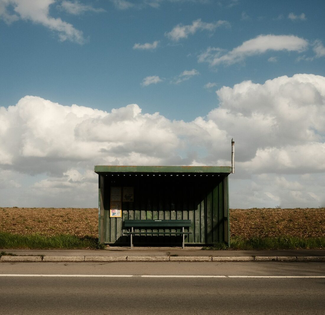 Lege bushalte langs een weg op een grijze ochtend