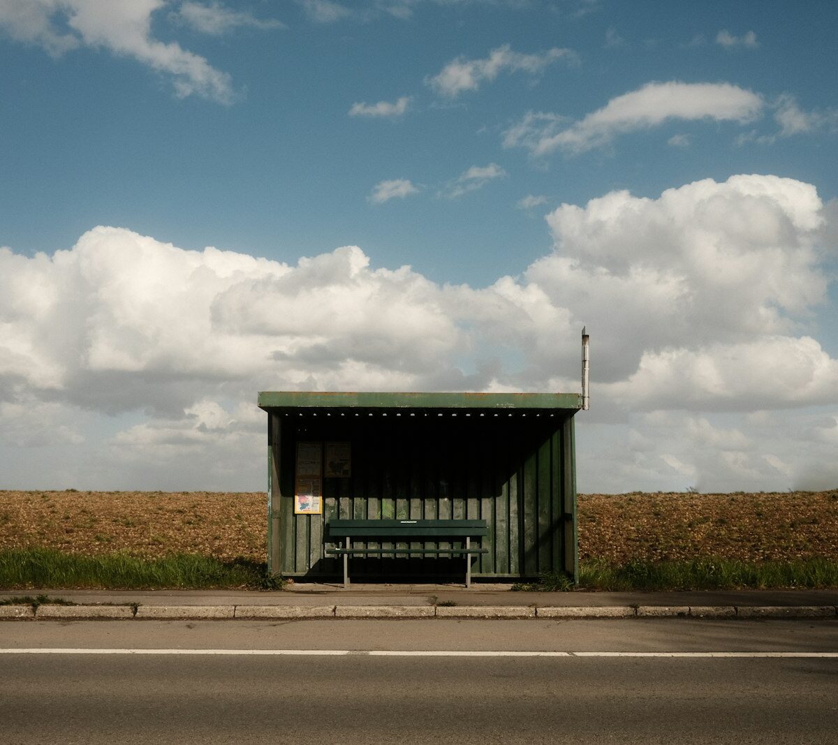 Lege bushalte langs een weg op een grijze ochtend