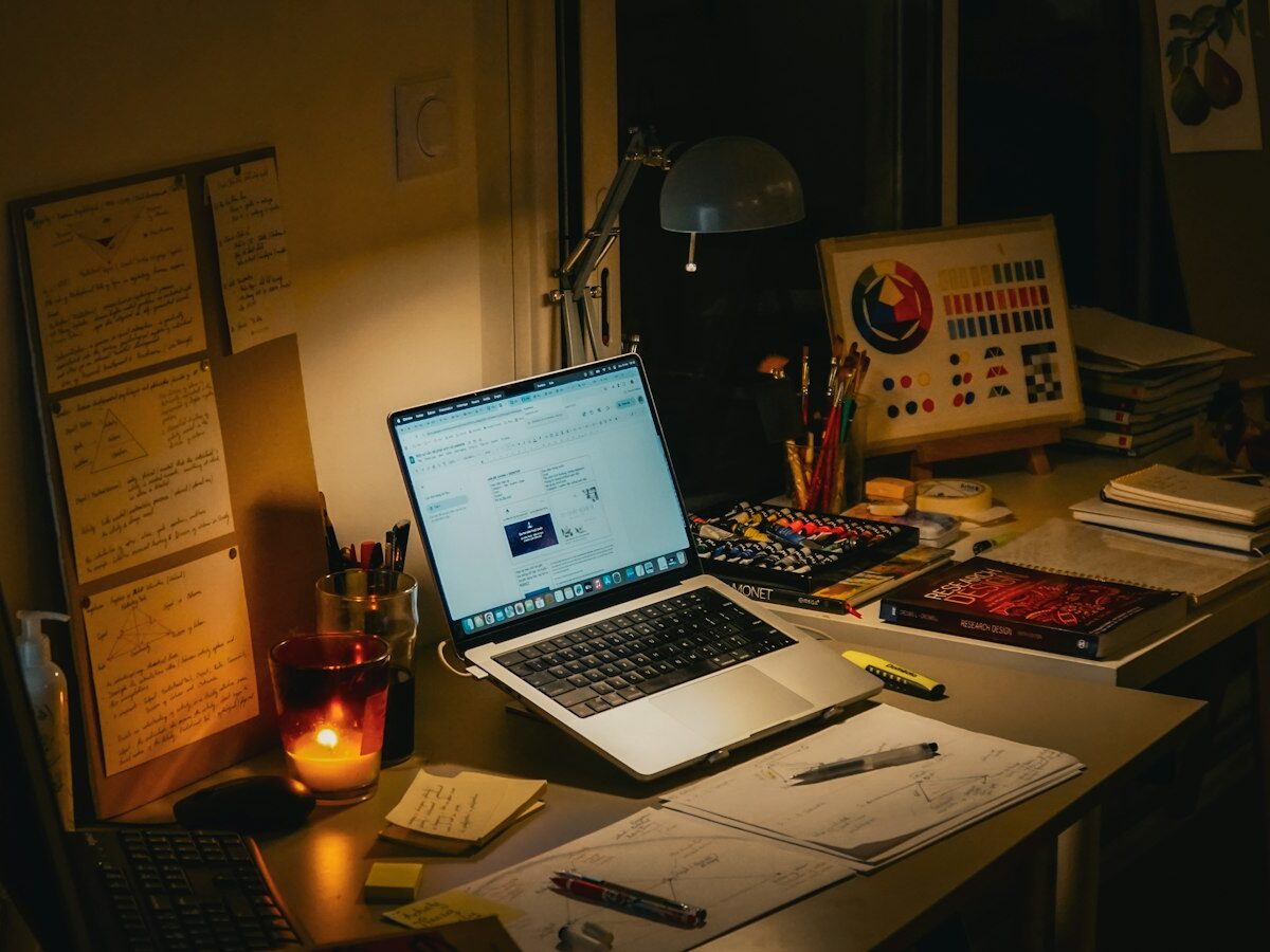 Student met laptop en notitieblok aan een bureau