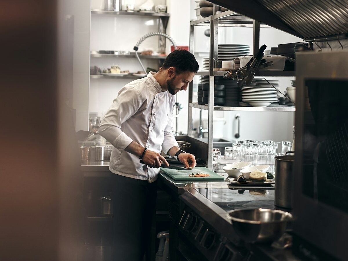 Jonge medewerker in een horecakeuken