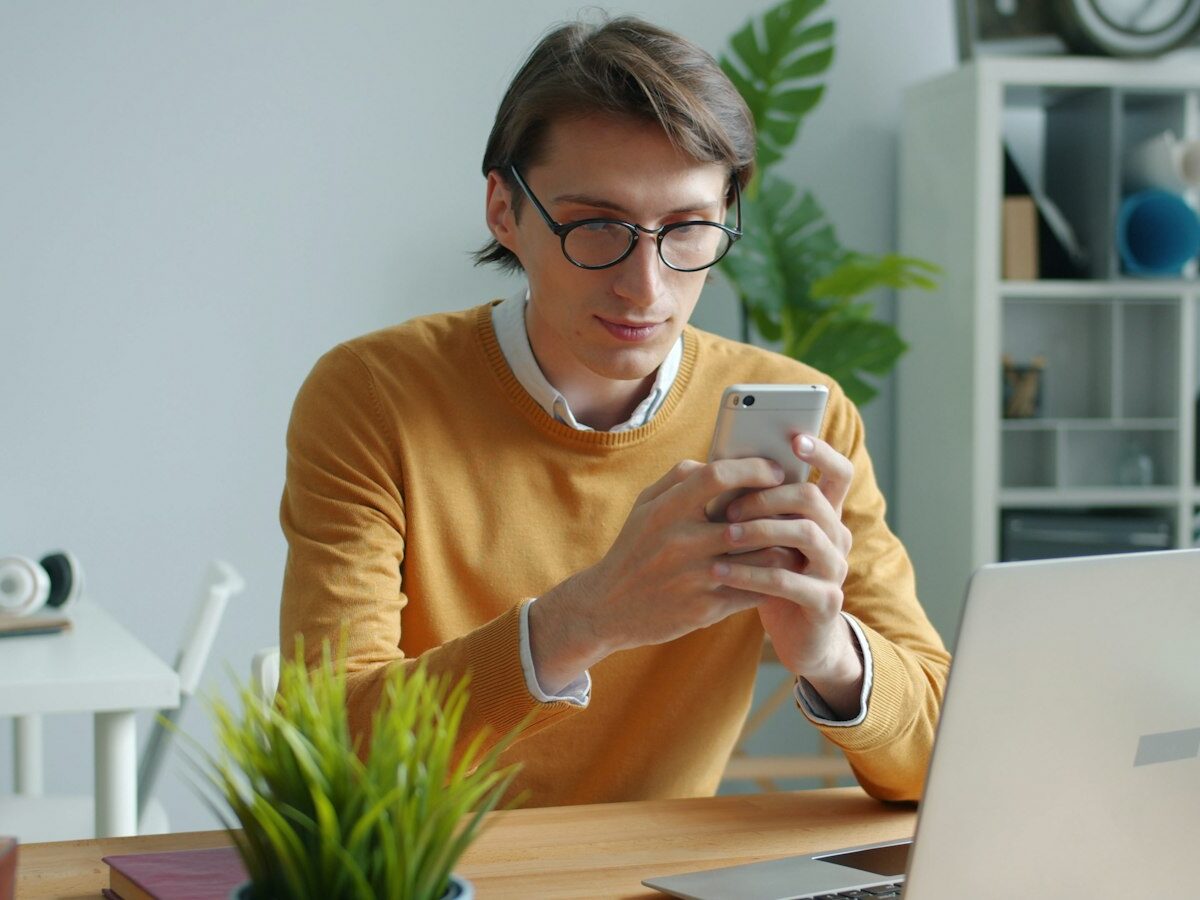 Jonge werknemer aan een bureau op kantoor met laptop