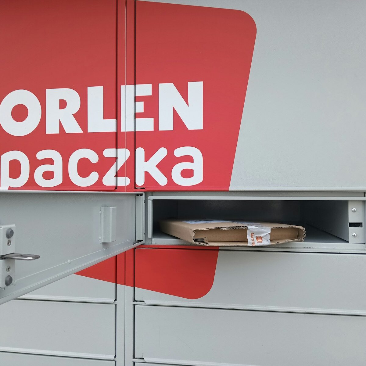 Iemand haalt een pakketje op uit een kluisje bij een afhaalpunt