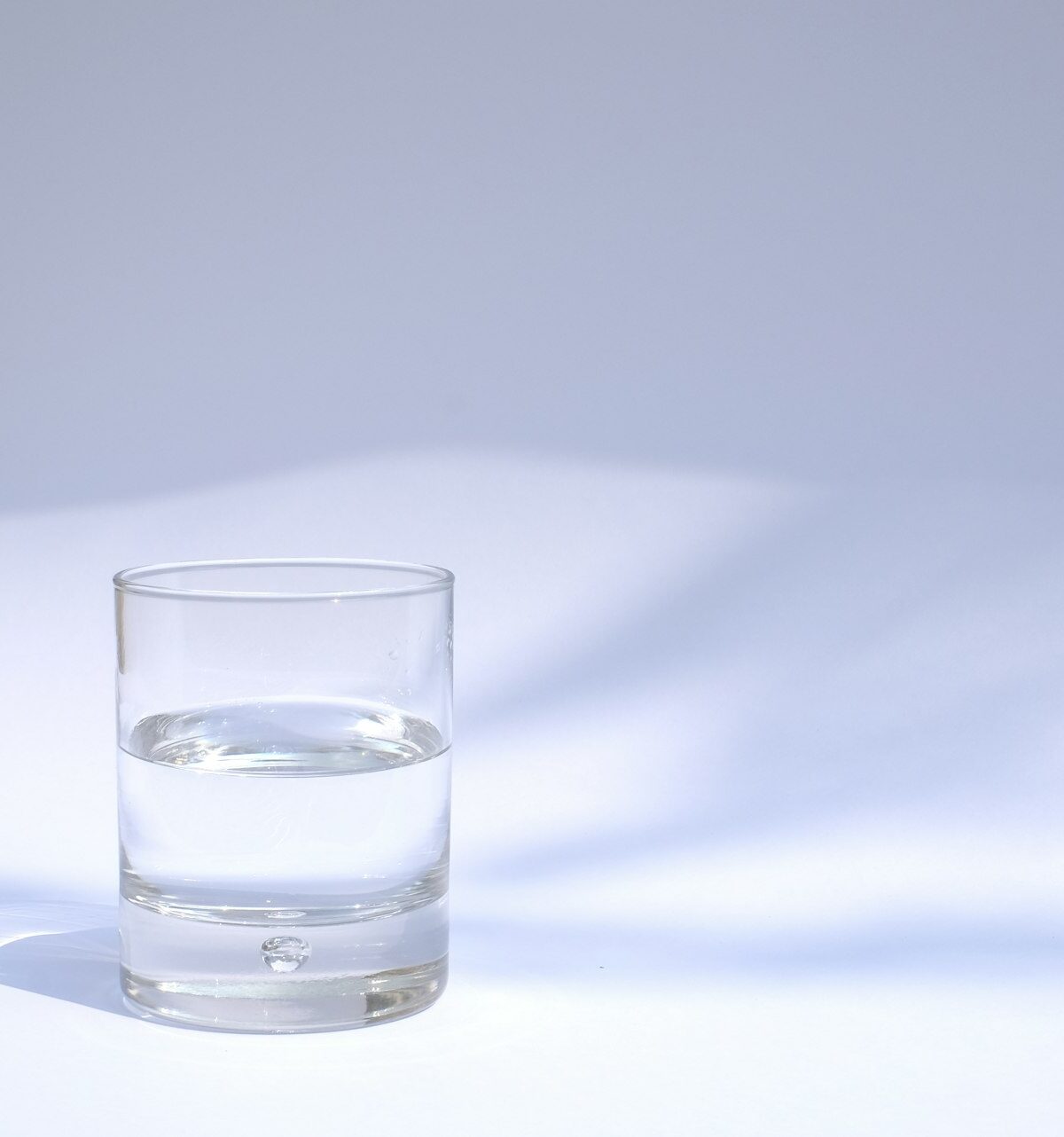 Glas kraanwater onder een keukenkraan