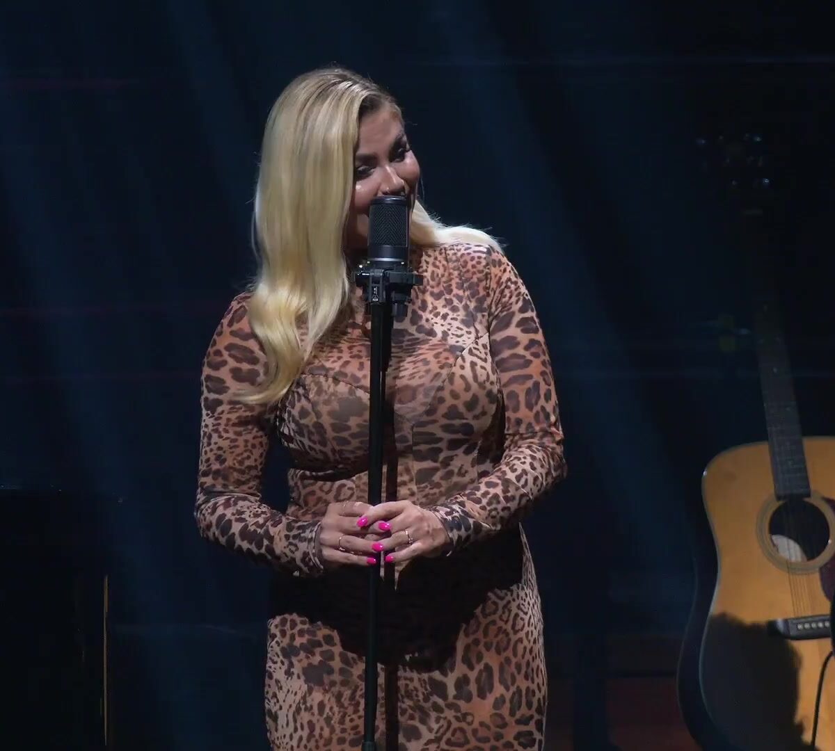 Roxeanne Hazes zingt live op het podium van Het Concertgebouw