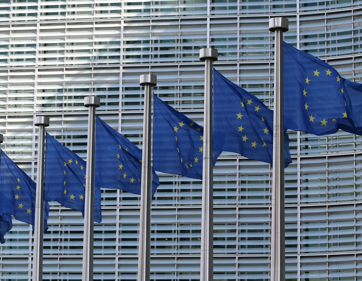 Europese vlaggen voor een glazen gevel